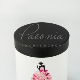 Коробка капелюшна для квітів Paeonia дівчина в платті з рожевими пелюстками 15см*17см